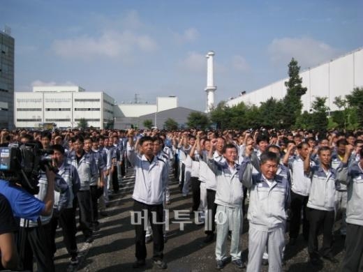 쌍용차 직원들이13일 오전 84일 만에 전면 조업 재개에 들어가면서 첫 조회를 열고 "쌍용차여 영원하라"는 구호를 외치고 있다. 박종진기자ⓒ