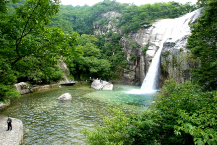 ↑개성 박연폭포 전경