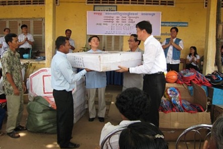 포스코건설, 캄보디아에 체육기자재 기증
