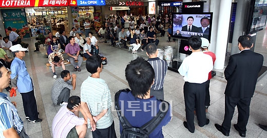 [사진]뉴스특보 지켜보는 시민들