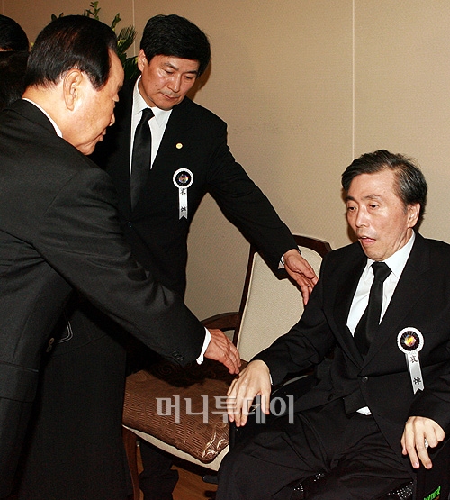 18일 김대중 전 대통령 빈소에서 김영삼 전 대통령을 맞이하고 있는 김홍일 전 의원ⓒ인터넷사진공동취재단