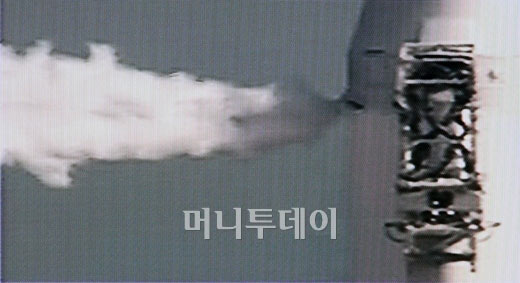 ↑ 19일 나로호(KSLV-1)가 발사시간 카운트다운 7분 56초를 남긴 상태에서 돌연 발사가 중지 되고 있다. (사진=YTN 캡쳐) 