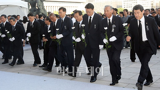 [사진]김대중 전 대통령 조문하는 이성태 총재