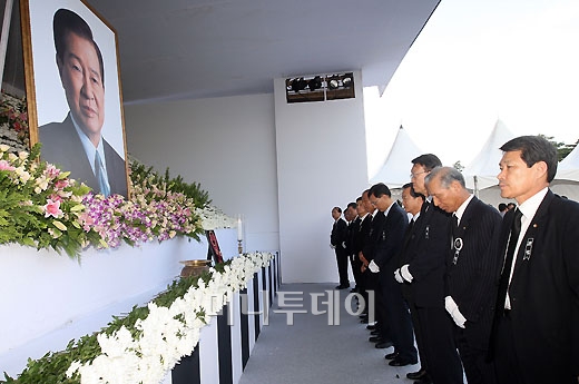 [사진]김대중 전 대통령 조문하는 한국은행