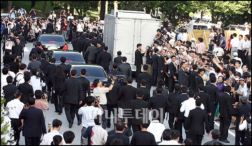 [사진]철통 경호 속 북한조문단