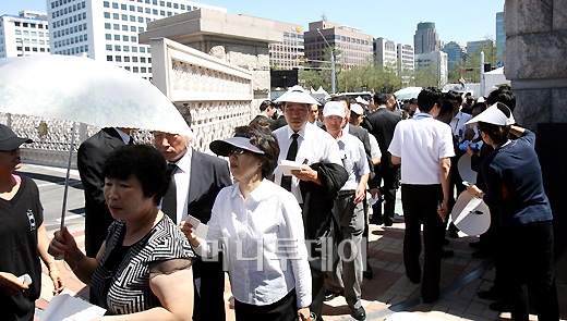 [사진]영결식장 입장하는 시민들