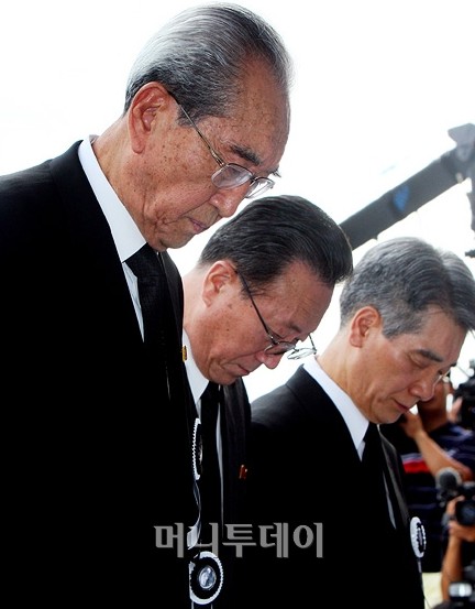 북한조문단 김기남 노동당 비서(앞)와 김양건 통일전선부장를 단장이 21일 오후 서울 국회의사당에 마련된 김대중 前 대통령의 빈소를 찾아 조의를 표하고 있다.<br>
