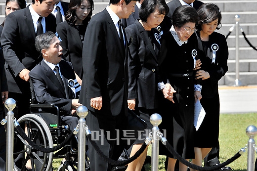 [사진]부축받으며 입장하는 이희호 여사