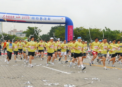 ↑마라톤 대회에 참가한 아시아나항공 임직원들이 힘차게 출발하고 있다.<br>
