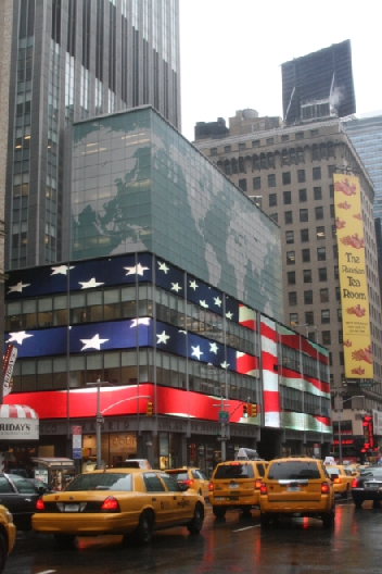 ↑ 9.11 8주년을 맞은 지난 11일. 뉴욕 맨해튼 타임스퀘어의 바클레이즈(옛 리먼브러더스)건물 외벽 전광판이 대형 성조기로 꾸며져 있다. 2008년 9월15일 리먼의 파산 결정으로 세계는 사상 유례없는 글로벌 금융위기의 소용돌이 속으로 휩쓸려 들어갔다.[뉴욕=김준형 특파원] 