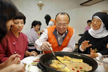 ↑전을 부치고 있는 김승연 회장