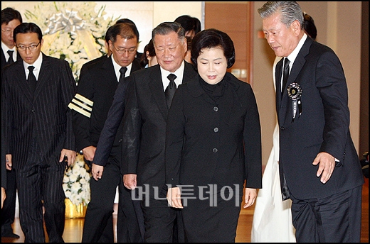 ↑김윤옥 여사(가운데)를 배웅하는 정몽구 회장(오른쪽 세번째), 정의선 부회장(오른쪽 네번째), 설영흥 부회장(맨 오른쪽). ⓒ유동일 기자　☞슬라이드 보기