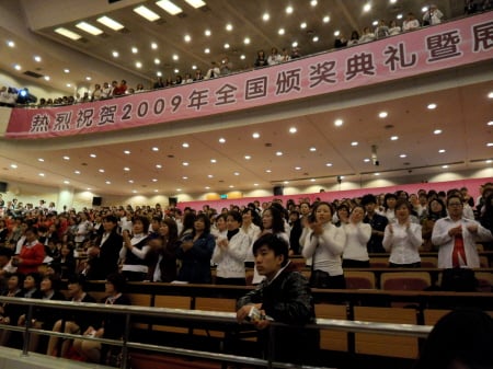 ↑웅진 화장품 판매원들이 23일 베이징 북경회의중심에서 홍준기 사장의 인사말이 끝나자 자리에서 일어나 '워 아이 니, 웅진코웨이'를 외치며 환호하고 있다. 