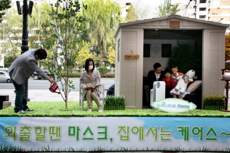 ↑웅진코웨이가 27일 서울 잠실 롯데마트에서 개최한 '케어스룸' 체험행사에서 시민들이 케어스 공기청정기를 체험하고 있다. 