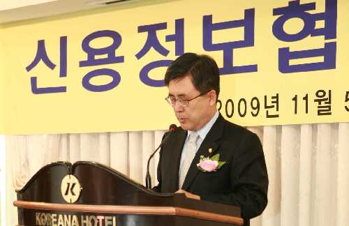 진동수 금융위원장이 5일 서울 코리아나호텔에서 열린 신용정보협회 출범식에서 격려사를 하고 있다.