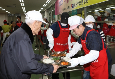 정영태 부이사장을 비롯한 중소기업진흥공단 임직원들이 6일 사내 가을 체육대회를 대신해 노인들에게 점심식사를 제공하는 '사랑의 점심나누기' 사회 봉사활동을 하고 있다. 