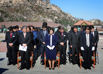 ↑현정은 현대그룹 회장(앞줄 가운데)이 18일 금강산관광 11주년 현지 기념행사에 참석해 고(故) 정몽헌 회장 추모비에 참배를 하고 있다.