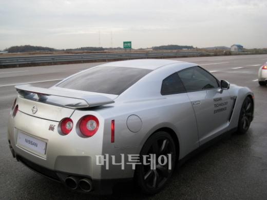 [시승기]'GT-R', 자동차 연비에 제트기 성능?