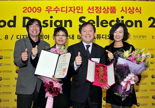 ↑8일 오전 인천 송도컨벤시아에서 개최된 '디자인코리아 2009' 시상식에서 윤선호 기아자동차 디자인센터장과 기아차 디자이너들이 우수디자인상을 수상했다. ⓒ기아자동차