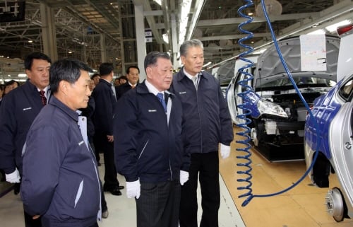 ↑세계  ‘자동차 산업의 영향력 있는 인물’ 3위에 오른 정몽구 회장이 지난 11월 현대차 중국공장 생산라인을 둘러보고 있는 모습.