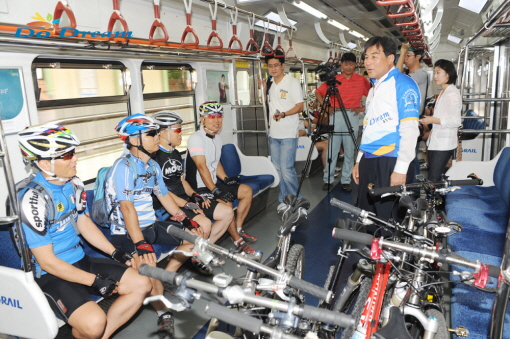 ▲‘자전거 테마열차’를 이용하고 있는 오세창 시장과 승객들