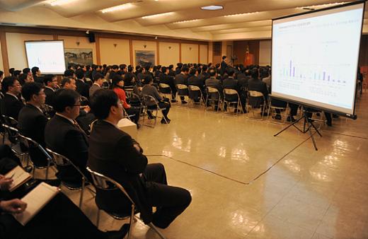 ↑한진해운은 7일 오후 여의도 본사 대강당에서 김영민 사장을 포함한 임직원 400여명이 참가하는 타운홀미팅을 가졌다.