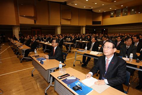 ↑ 오른쪽부터 이백순 신한은행장, 라응찬 신한금융그룹 회장, 신상훈 신한금융그룹 사장(제공: 신한금융그룹)