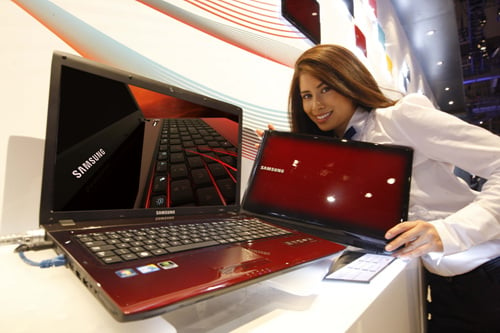 ↑美 CES 2010서 삼성전자가 인텔의 신규 플랫폼을 탑재한 노트북을 전시하고 있다.