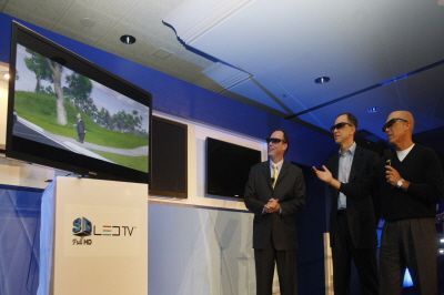 ↑제프리 카젠버그(맨 오른쪽) 드림웍스 CEO가 'CES 2010' 행사 개막에 앞서 열린 삼성전자 글로벌 컨퍼런스에 참석해 삼성 3D LED TV를 직접 시연해 보이고 있다. 