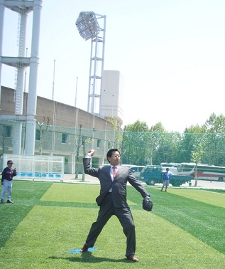 ↑ 김수룡 회장이 지난 2008년 5월 목동어린이 연식야구장 개장 기념 경기에서 시구하는 모습. <br>
<br>
