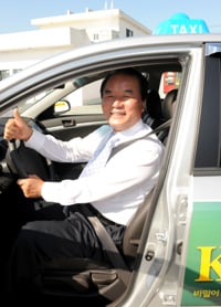 ↑7년 째 '1일 택시운전기사'체험을 하며 민심을 듣는 정갑윤 한나라당 의원.