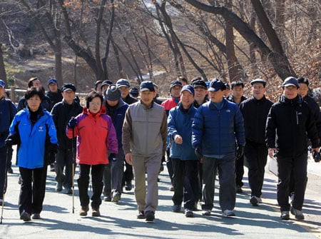 李대통령, 남산 산책 "서민 어려움 덜어주자"