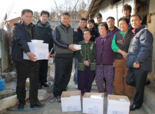 설 명절을 앞두고 한국타이어 금산공장 나눔회봉사단이 지역내 독거노인 100여명에게 설 떡을 전달, 훈훈함을 더해 주고 있다.