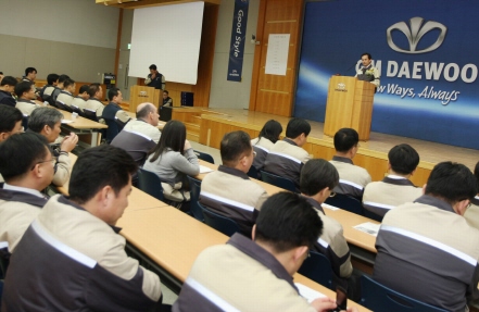 ↑8일 마이크 아카몬 GM대우 사장이 노동조합 정기대의원대회에 참석해 축사를 하고 있다.<br>
<br>
