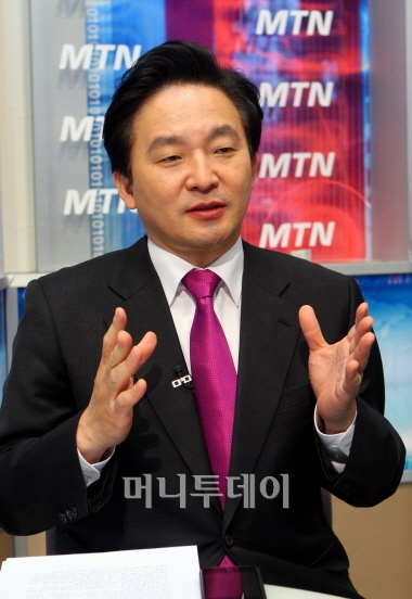 ↑서울시장 출마를 선언한 원희룡 한나라당 의원이 MTN 감성인터뷰 '더리더'에 출연, 최남수 보도본부장과 대담을 나누고 있다. ⓒ 이명근 기자