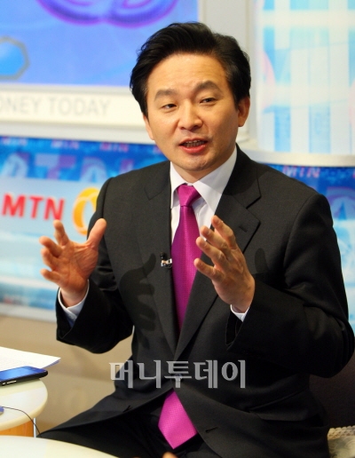 ↑서울시장 출마를 선언한 원희룡 한나라당 의원이 MTN 감성인터뷰 '더리더'에 출연, 최남수 보도본부장과 대담을 나누고 있다. ⓒ 이명근 기자