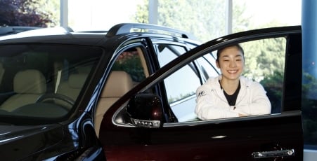 ↑2008년 5월 김연아 선수가 현대차 캐나다 법인으로부터 베라크루즈를 제공받고 기념촬영을 하고 있다. 