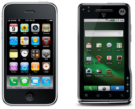 ↑ 국내에 도입된 스마트폰. 애플 아이폰(좌)과 구글 모토로이(우).