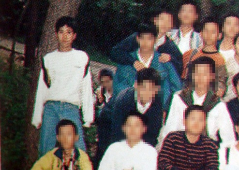 학창시절 김길태는 친구들과 별로 친하게 어울리 지 못했다. (중학교 소풍때 모습)