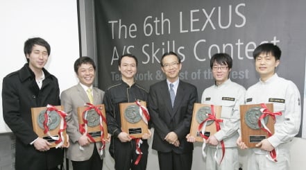 ↑나카바야시 히사오 한국토요타사장(가운데)과 각 부문 1위 수상자들이 기념촬영을 하고 있다.