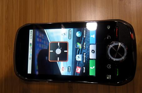 ↑ 2010 CTIA에서 모토로라가 공개한 안드로이드폰 i1. 스크린이 3.1인치로 삼성 갤럭시S 보다 작다.