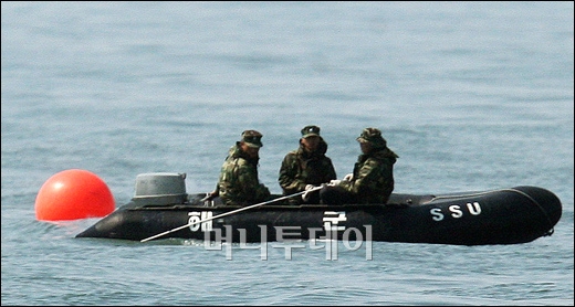 [사진]천안함 함미 발견, 실종자 수색작업 진행