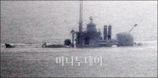 [사진]모습 드러낸 천안함 '함미 포신'