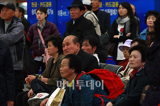 [사진]'천안함 인양' 안타까운 표정의 시민들