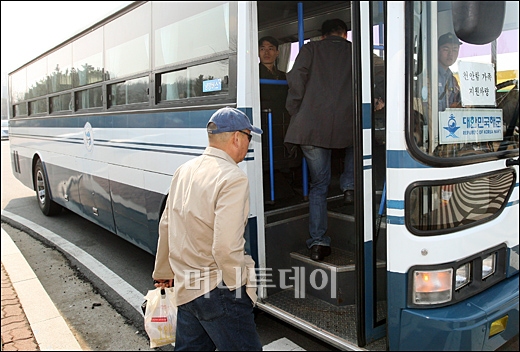 [사진]해군2함대 들어가는 천안함 가족들