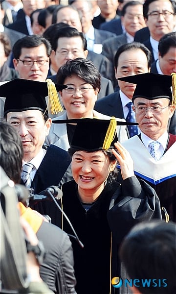 박근혜, 서강대서 명예 박사학위 받아