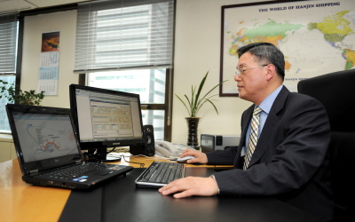 ↑양인모 경영혁신그룹장(상무)이 서울 여의도 한진해운 본사 사무실에서 ALPS 시스템을 직접 살펴보고 있다. 