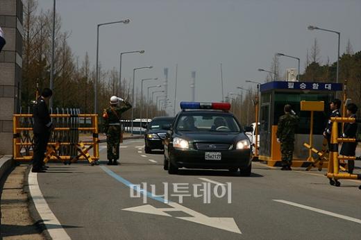 [사진]위병소를 통과하는 천안함 희생자들