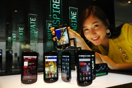 ↑삼성전자가 27일 국내 시장에 처음으로 안드로이드폰 '갤럭시A'를 시판했다. 
