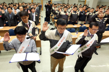 ↑GM대우가 27일부평본사 홍보관에서 '재해성 사고 절반 줄이기 운동' 선포식을 개최했다. (임직원 대표와 협력업체 대표가 안전 최우선 내용을 담은 결의문을 낭독하고 있다)